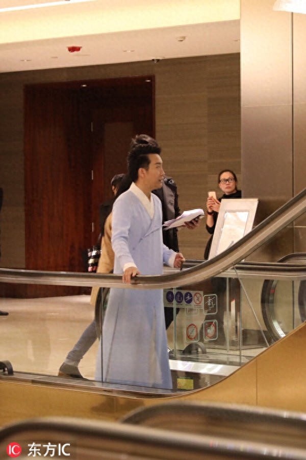 李玉刚穿传统汉服现身，手持纸扇宛如穿越