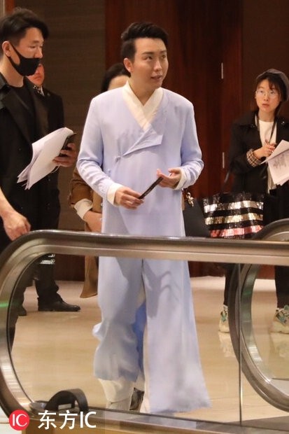 李玉刚穿传统汉服现身，手持纸扇宛如穿越