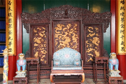 为清代规模最大王府，恭王府南北长约330米，东西宽180余米