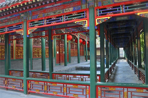 为清代规模最大王府，恭王府南北长约330米，东西宽180余米