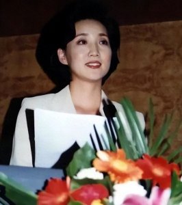 ​央视主持人李修平：2段婚姻，二婚嫁大10岁丈夫，59岁没孩子幸福