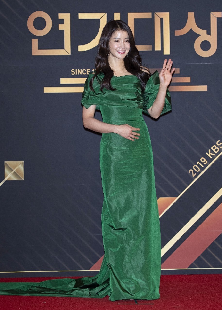 韩国歌手娜娜2019年12月31日为KBS电视剧颁奖礼举行红地毯