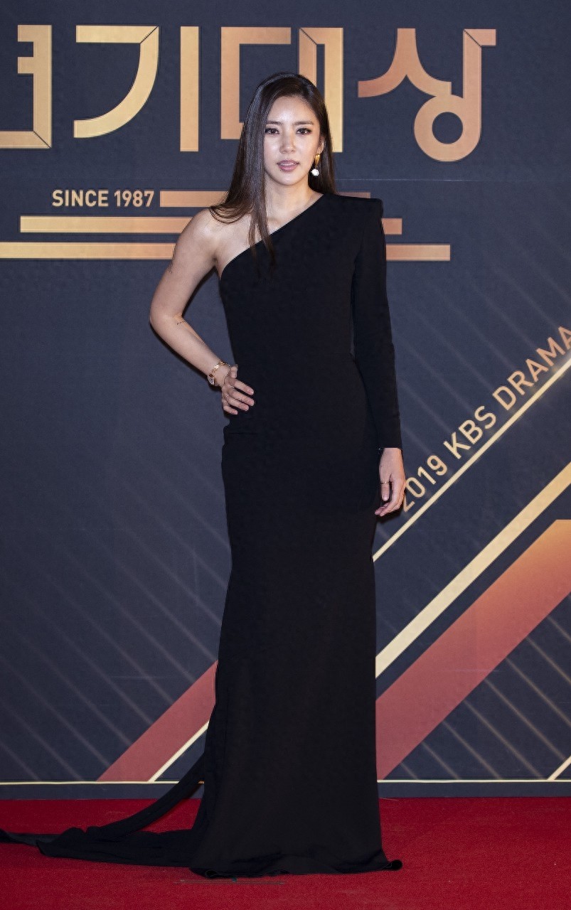 韩国歌手娜娜2019年12月31日为KBS电视剧颁奖礼举行红地毯