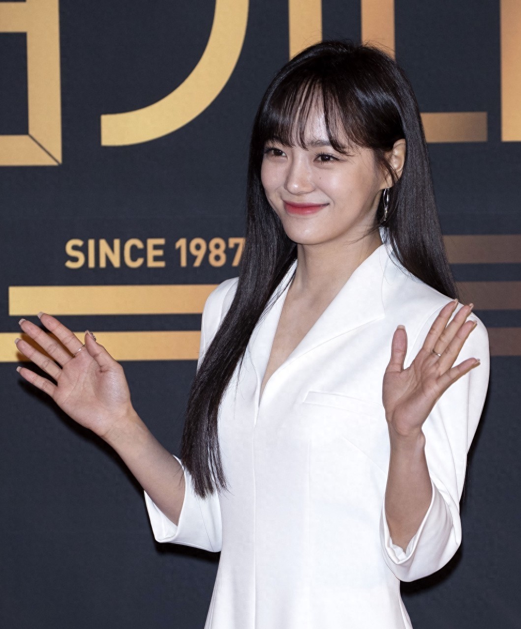 韩国歌手娜娜2019年12月31日为KBS电视剧颁奖礼举行红地毯