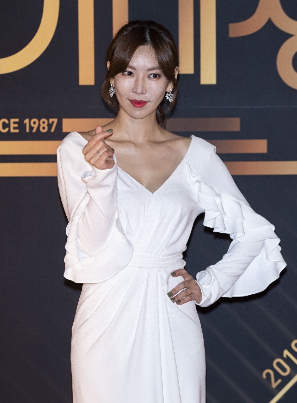 韩国歌手娜娜2019年12月31日为KBS电视剧颁奖礼举行红地毯