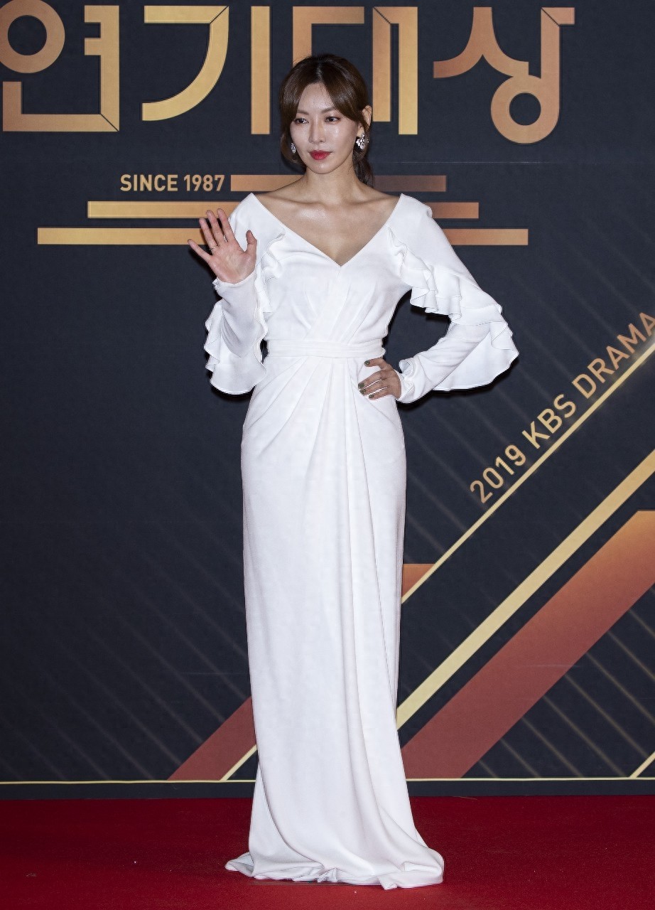 韩国歌手娜娜2019年12月31日为KBS电视剧颁奖礼举行红地毯