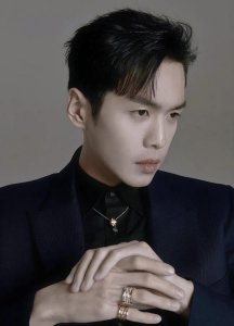 ​明星张若昀写真合集：英俊帅气、文质彬彬