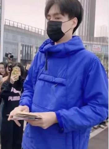 胡一天真实身高193（有种鹤立鸡群叫胡一天）(2)