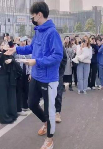 胡一天真实身高193（有种鹤立鸡群叫胡一天）(3)