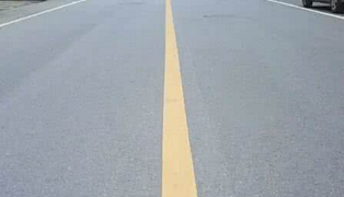 路缘石上的黄实线是什么意思