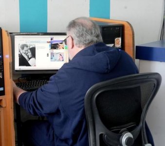 ​英国戴安娜王妃出轨了几个人（英国准王妃之父与）