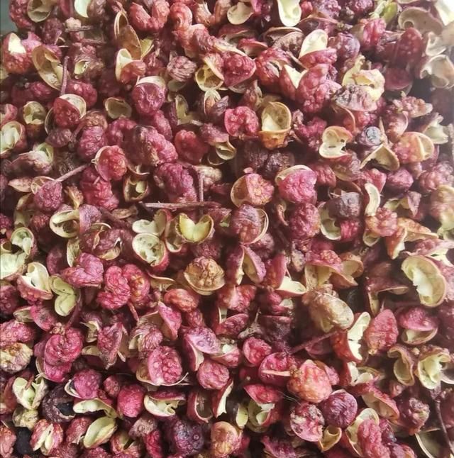 吃花椒粉有什么好处，炒菜时锅里放花椒粉有何益处？图6