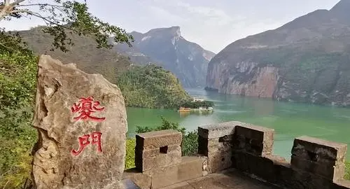 白帝城位于什么地方,朝辞白云彩云间千里江陵一日还诗中描写的白帝城位于图2