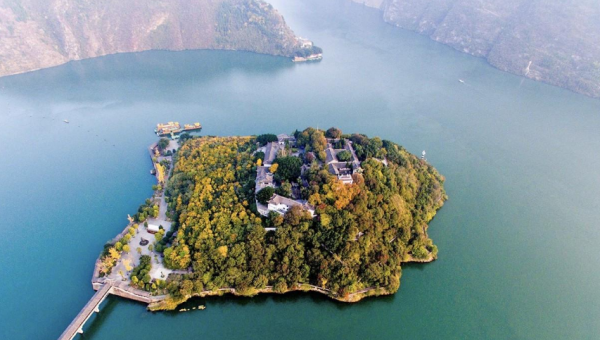 白帝城位于什么地方,朝辞白云彩云间千里江陵一日还诗中描写的白帝城位于图4