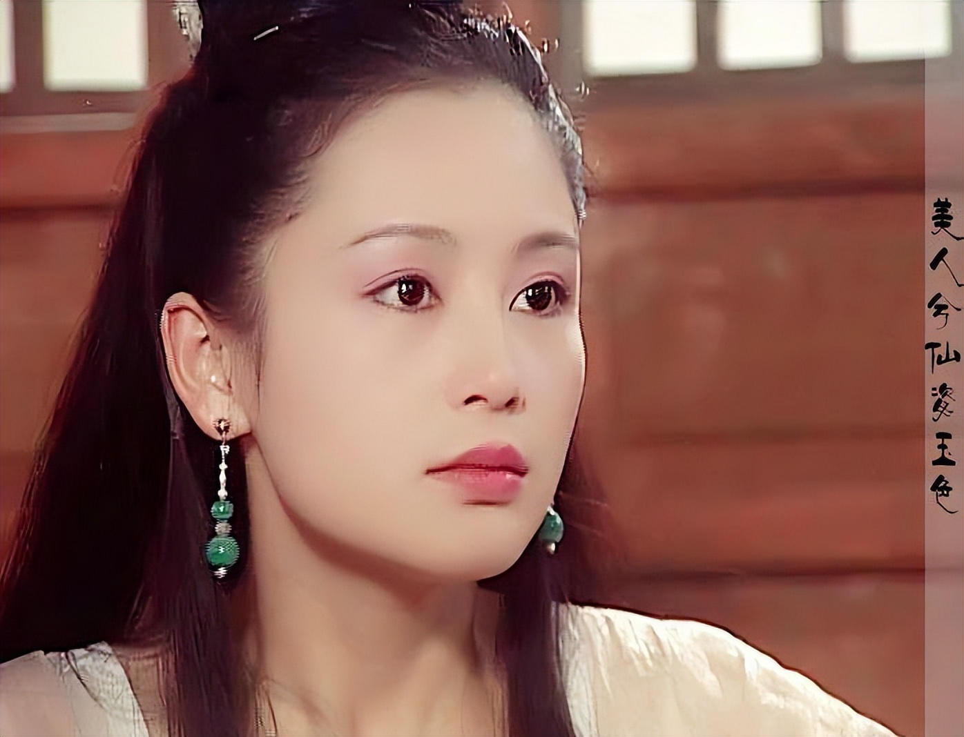 她被认为是大陆第一美女。看她年轻时的照片就知道她有多漂亮了