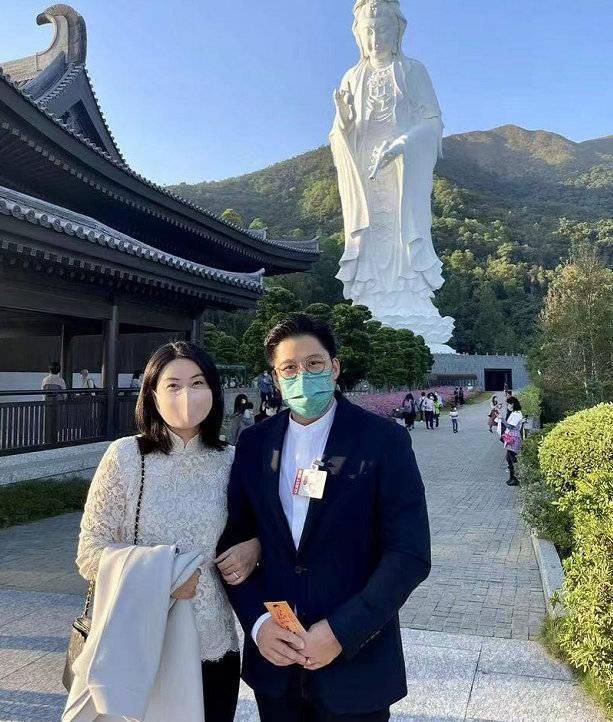 霍启刚郭晶晶现身颁奖音乐会 两人恩爱甜蜜超温馨