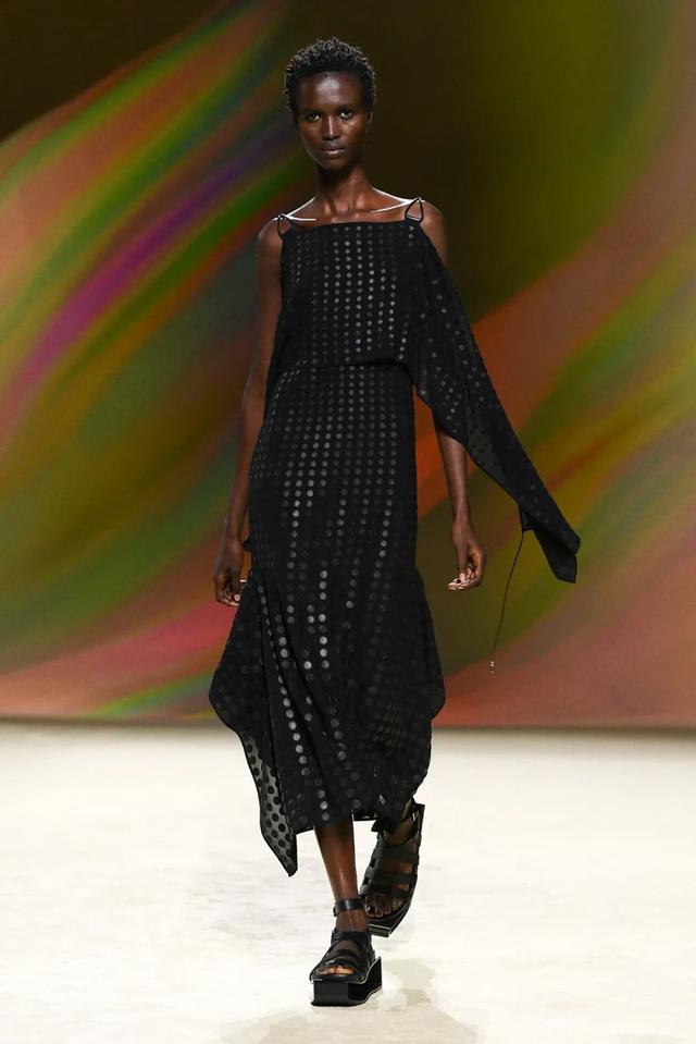 阿玛尼的包包是什么档次（T型台别再只盯着爱马仕的包了）(27)