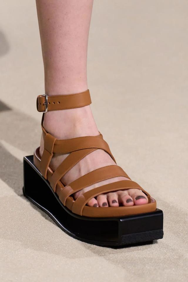 阿玛尼的包包是什么档次（T型台别再只盯着爱马仕的包了）(34)