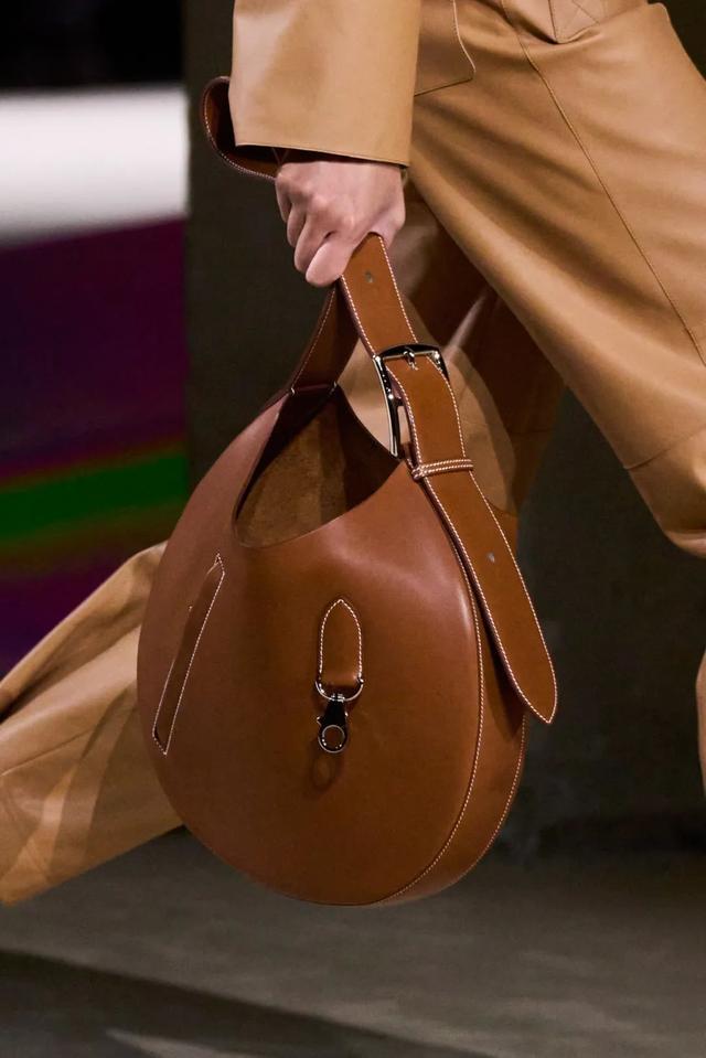 阿玛尼的包包是什么档次（T型台别再只盯着爱马仕的包了）(41)