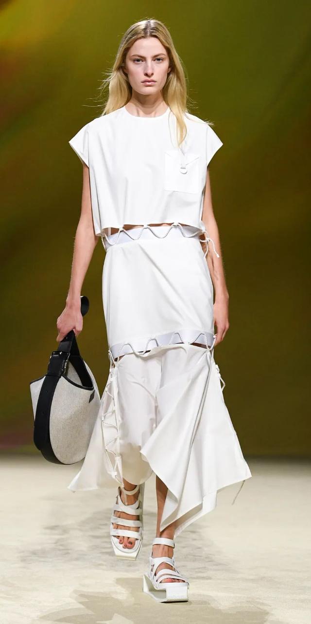 阿玛尼的包包是什么档次（T型台别再只盯着爱马仕的包了）(15)