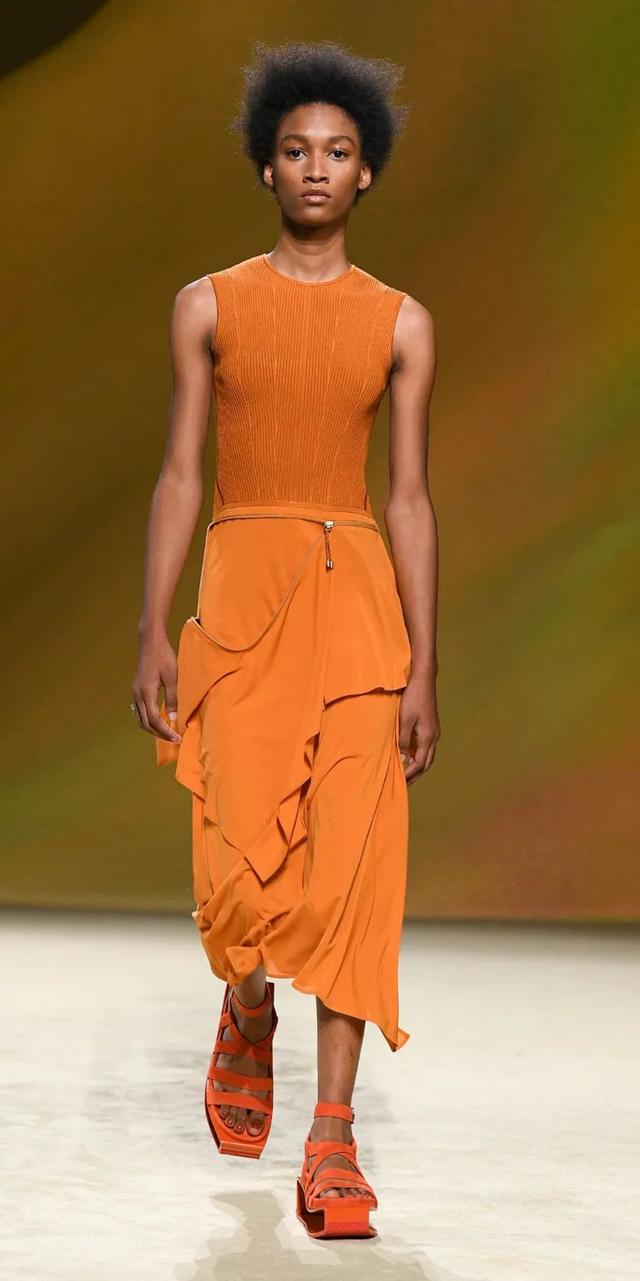 阿玛尼的包包是什么档次（T型台别再只盯着爱马仕的包了）(10)