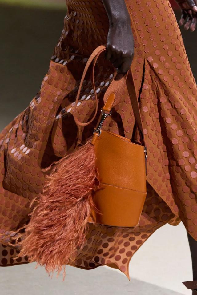 阿玛尼的包包是什么档次（T型台别再只盯着爱马仕的包了）(38)