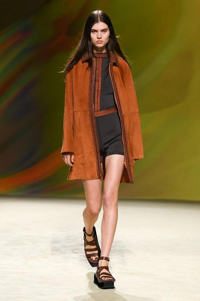 阿玛尼的包包是什么档次（T型台别再只盯着爱马仕的包了）(20)