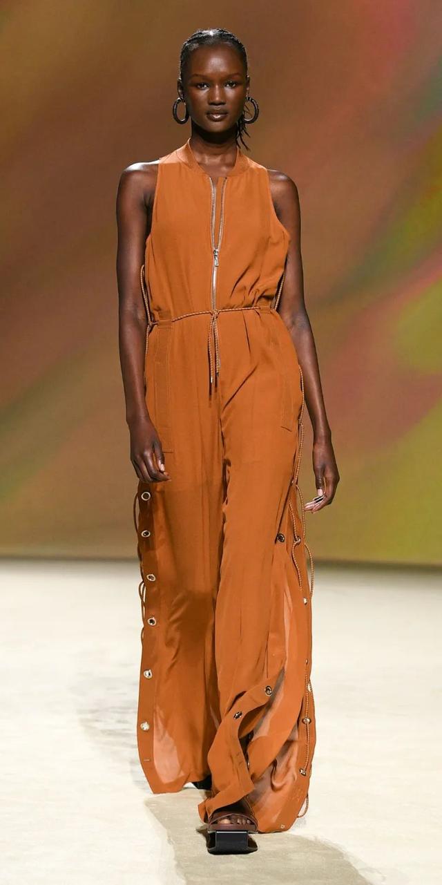 阿玛尼的包包是什么档次（T型台别再只盯着爱马仕的包了）(16)