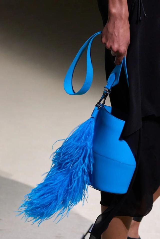 阿玛尼的包包是什么档次（T型台别再只盯着爱马仕的包了）(37)