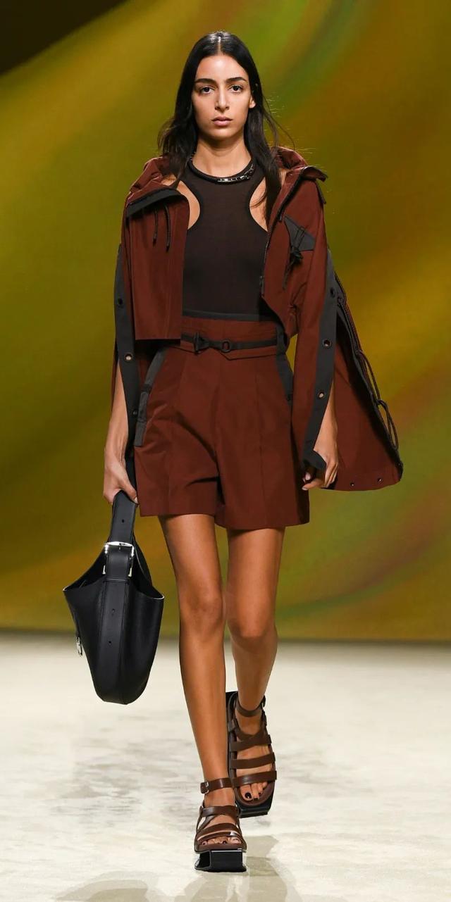 阿玛尼的包包是什么档次（T型台别再只盯着爱马仕的包了）(14)