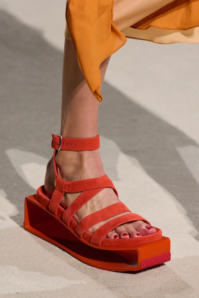 阿玛尼的包包是什么档次（T型台别再只盯着爱马仕的包了）(35)