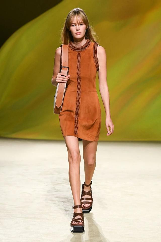 阿玛尼的包包是什么档次（T型台别再只盯着爱马仕的包了）(19)