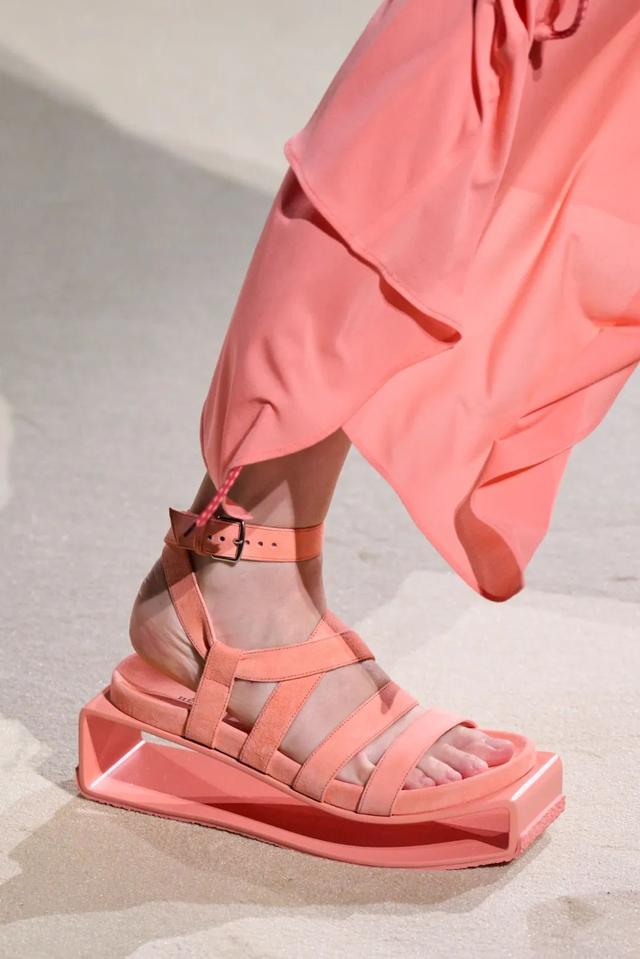 阿玛尼的包包是什么档次（T型台别再只盯着爱马仕的包了）(33)