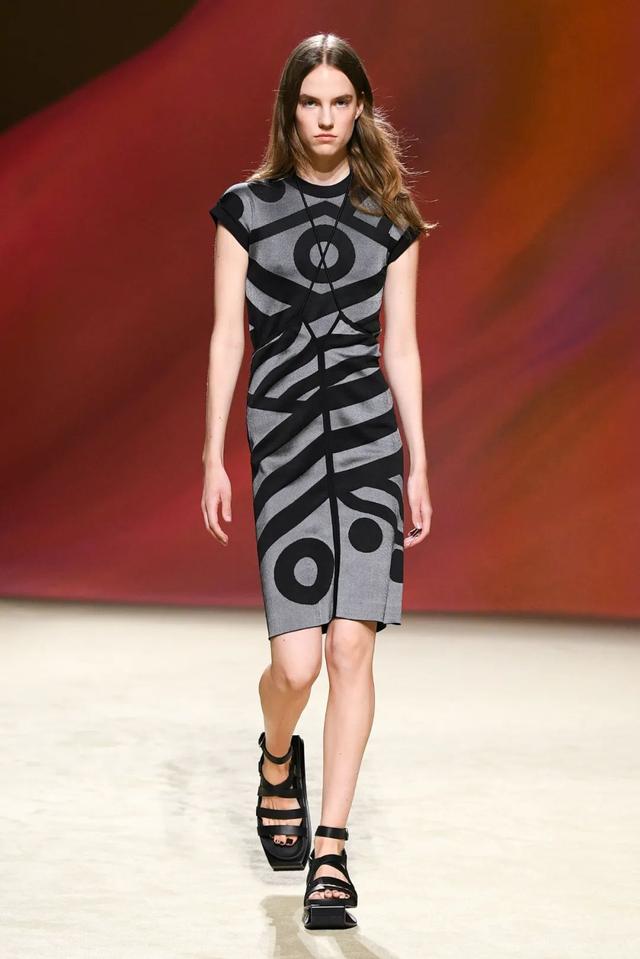 阿玛尼的包包是什么档次（T型台别再只盯着爱马仕的包了）(30)