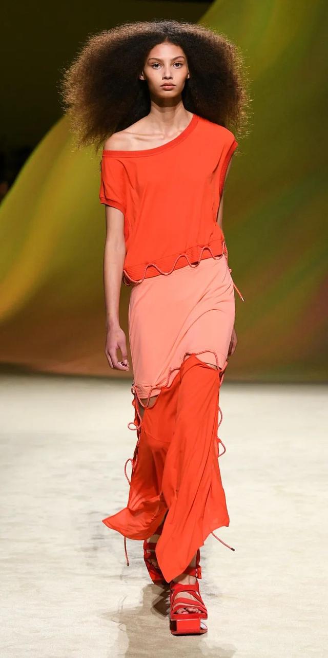 阿玛尼的包包是什么档次（T型台别再只盯着爱马仕的包了）(17)