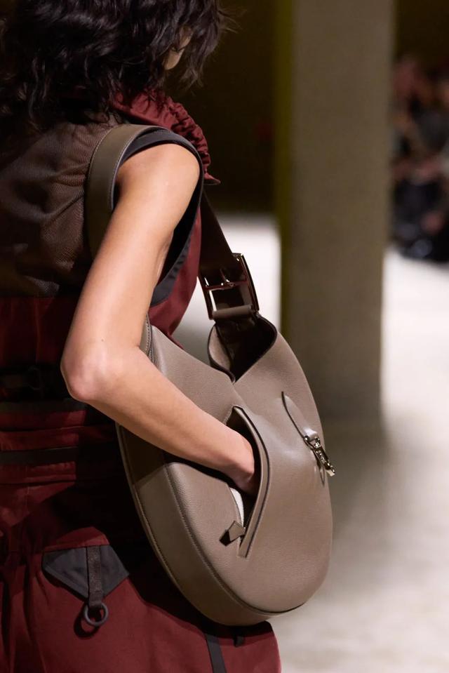 阿玛尼的包包是什么档次（T型台别再只盯着爱马仕的包了）(39)