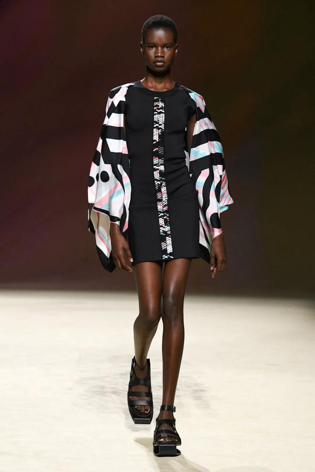 阿玛尼的包包是什么档次（T型台别再只盯着爱马仕的包了）(28)