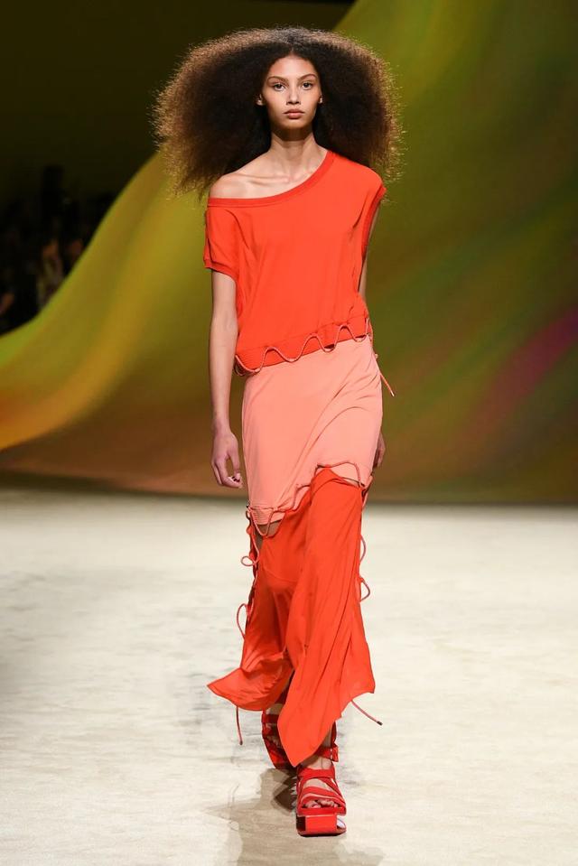 阿玛尼的包包是什么档次（T型台别再只盯着爱马仕的包了）(2)