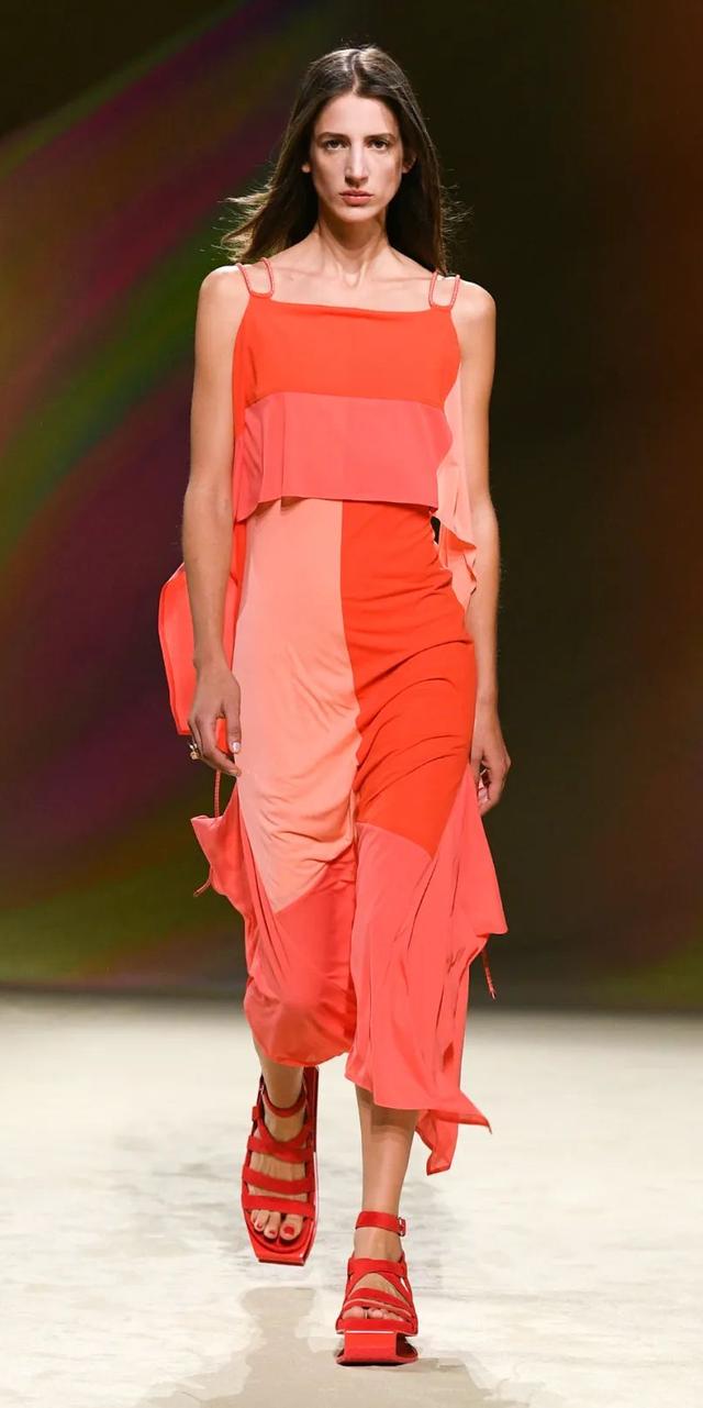 阿玛尼的包包是什么档次（T型台别再只盯着爱马仕的包了）(9)