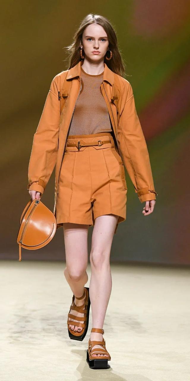 阿玛尼的包包是什么档次（T型台别再只盯着爱马仕的包了）(12)