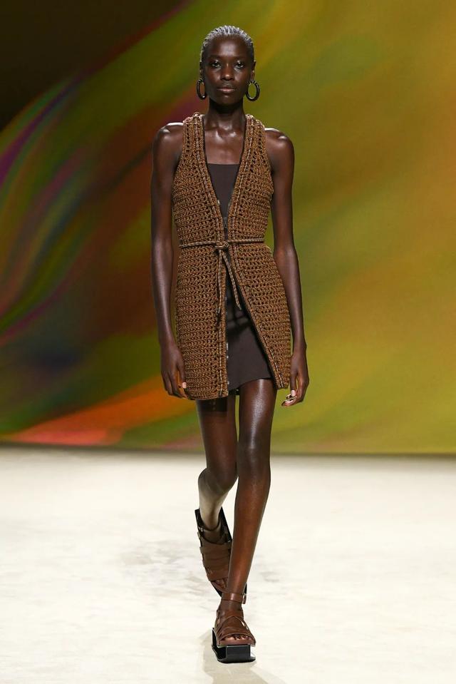 阿玛尼的包包是什么档次（T型台别再只盯着爱马仕的包了）(21)