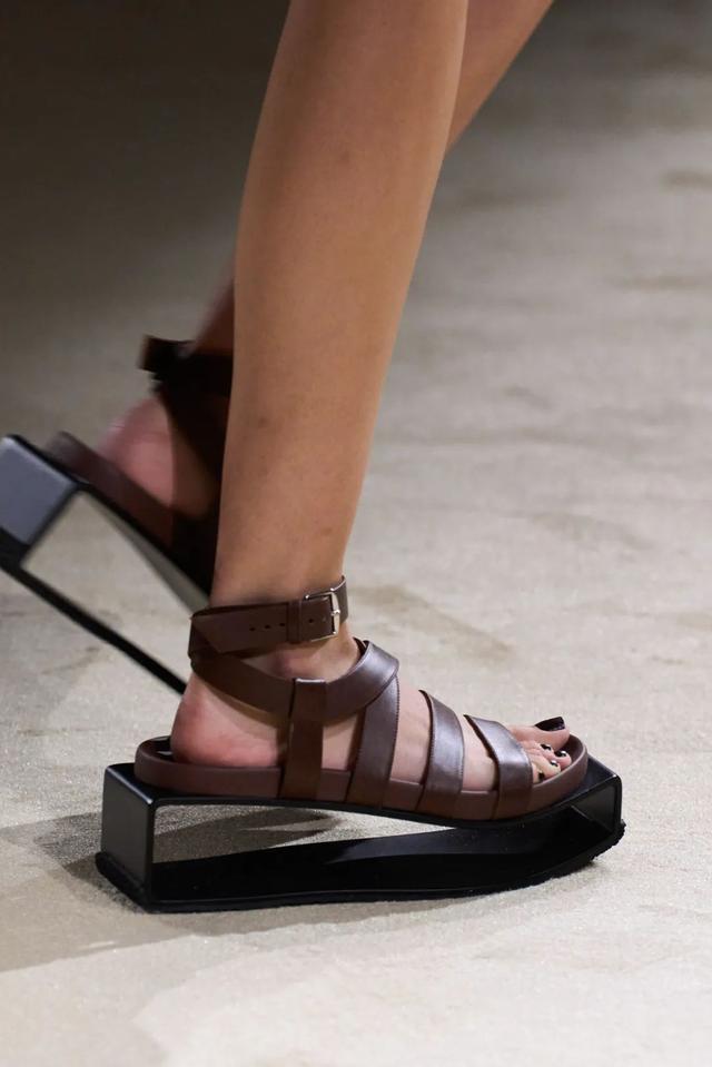 阿玛尼的包包是什么档次（T型台别再只盯着爱马仕的包了）(32)