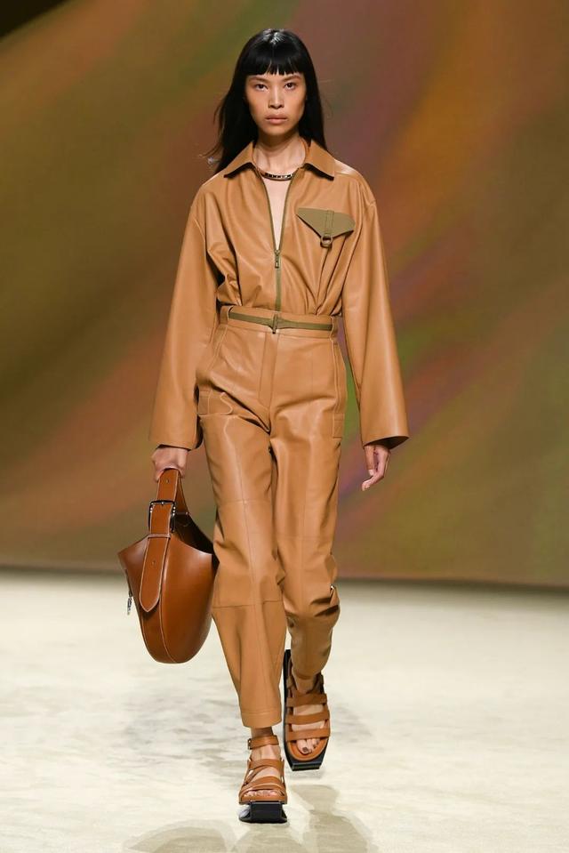 阿玛尼的包包是什么档次（T型台别再只盯着爱马仕的包了）(23)