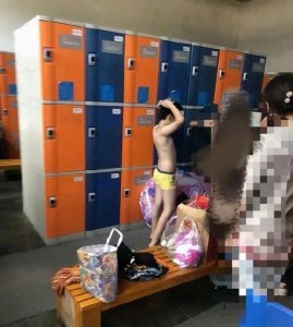 ​女子带10岁儿子进澡堂女更衣室,一起洗澡,遭劝称：就你精贵怕看