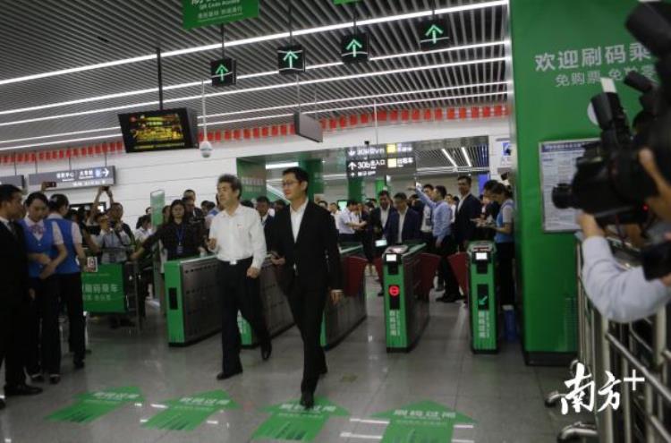 今天起深圳地铁可扫码乘小马哥亲自示范三种方式轻松过闸