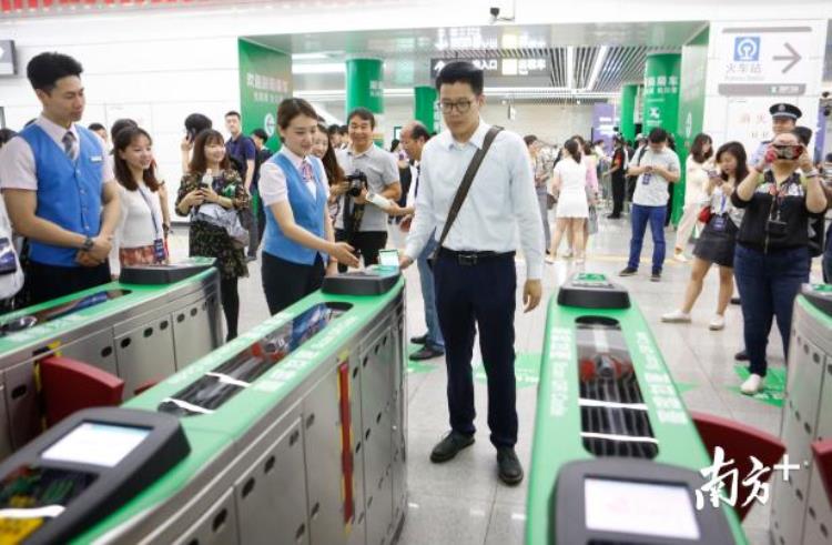 今天起深圳地铁可扫码乘小马哥亲自示范三种方式轻松过闸