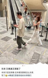 ​王思聪与21岁女友现身酒吧，带4美女蹦迪左拥右抱，甜吻女友额头