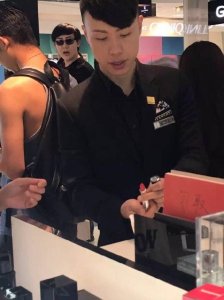 ​刘梓晨与女友亚美只只逛商场被偷拍，形影不离恩爱二人组