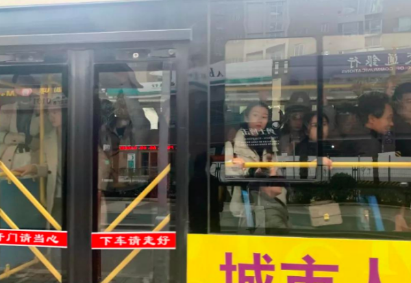 公交车超载的标准平米站多少人,公交车超载的标准1平米站多少人图3