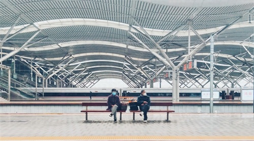 航拍长沙南站,中南最大高铁站之一,外观体现“三湘四水”曲线